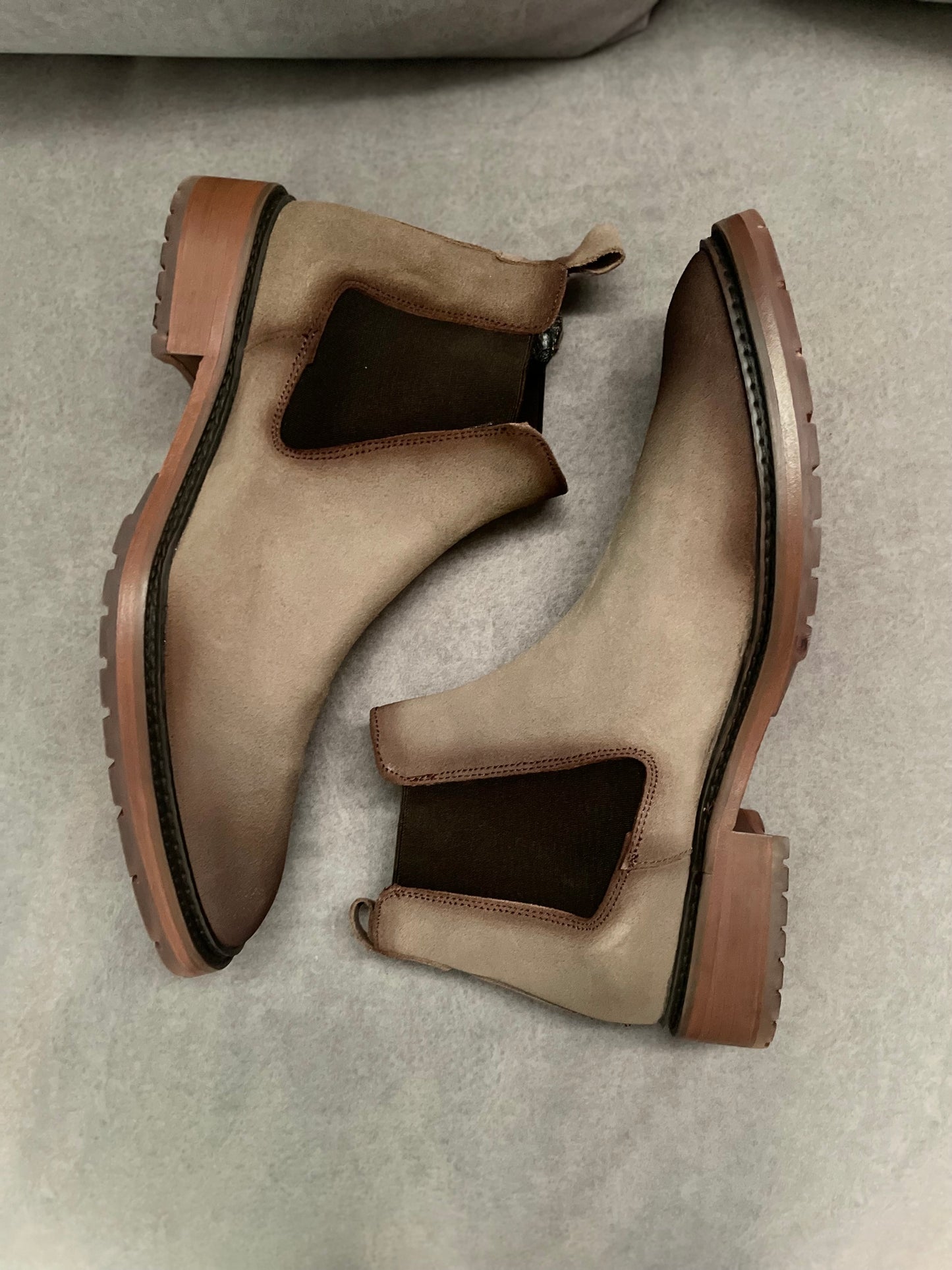 Bota Chelsea Henrry gamuza canela modelo 400