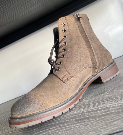 Bota casual Jhon de gamuza premium color camel modelo RCH-001