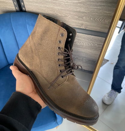 Bota casual Jhon de gamuza premium color camel modelo RCH-001