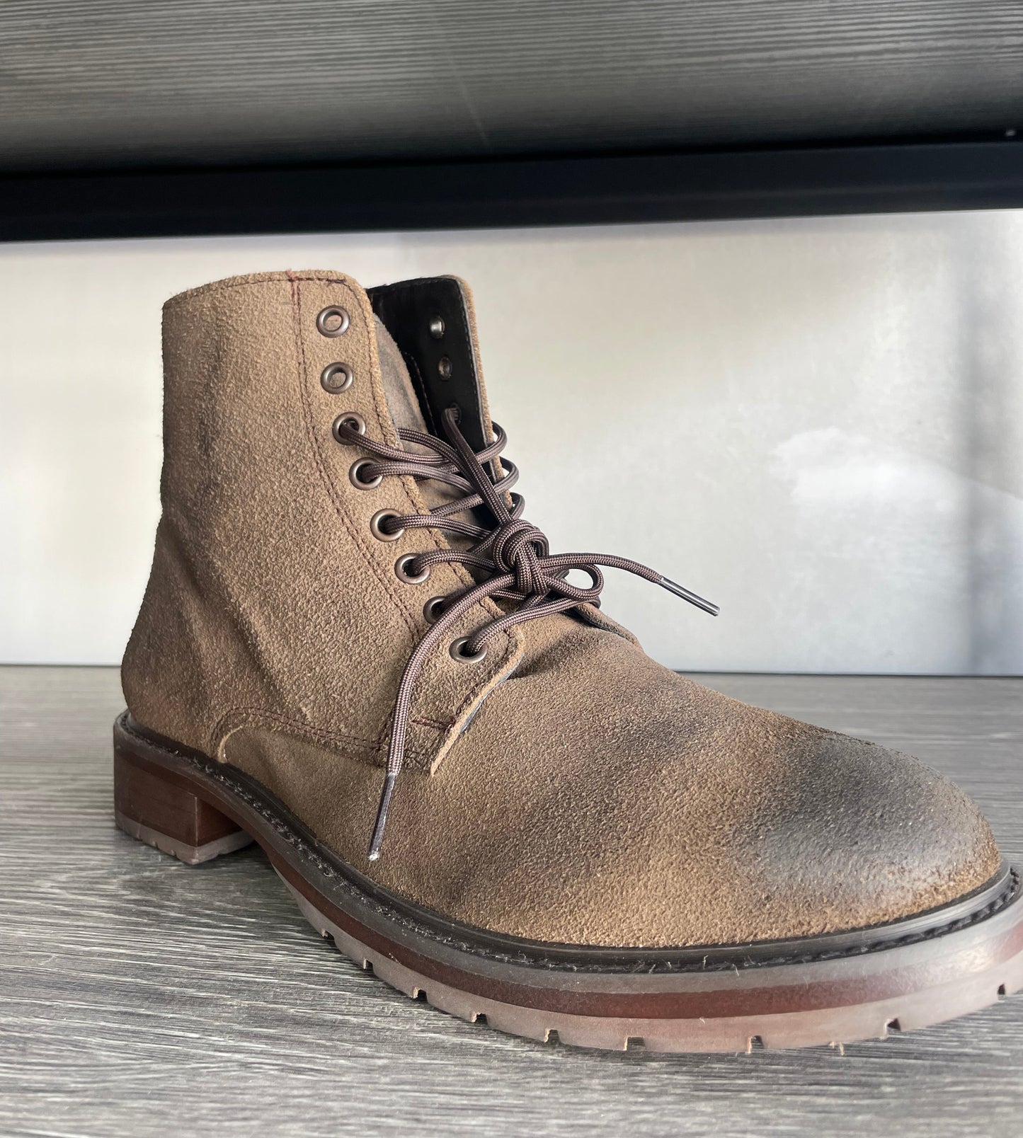 Bota casual Jhon de gamuza premium color camel modelo RCH-001